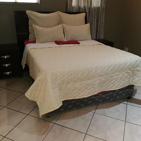 Ebony Guest House Pretoria-Noord Extérieur photo