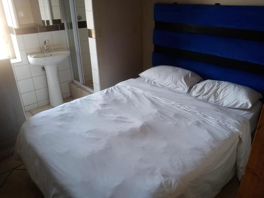 Ebony Guest House Pretoria-Noord Extérieur photo