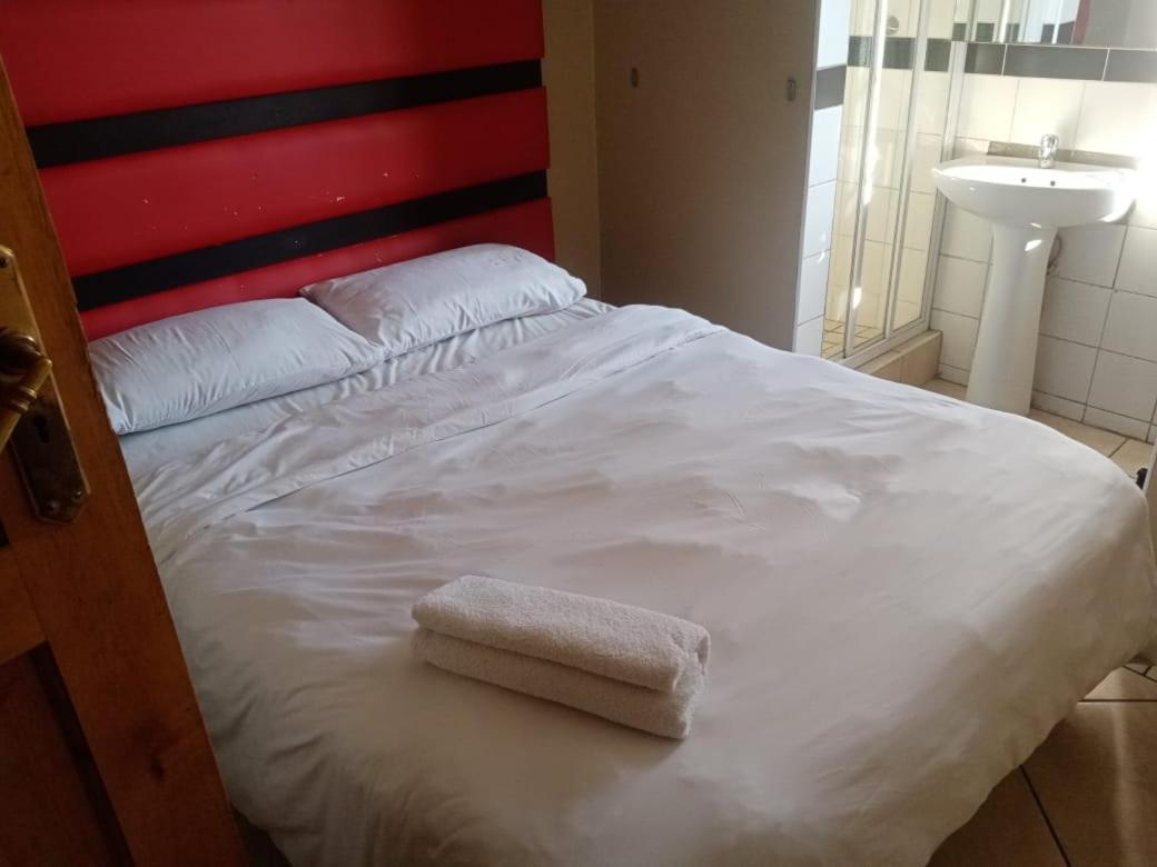 Ebony Guest House Pretoria-Noord Extérieur photo