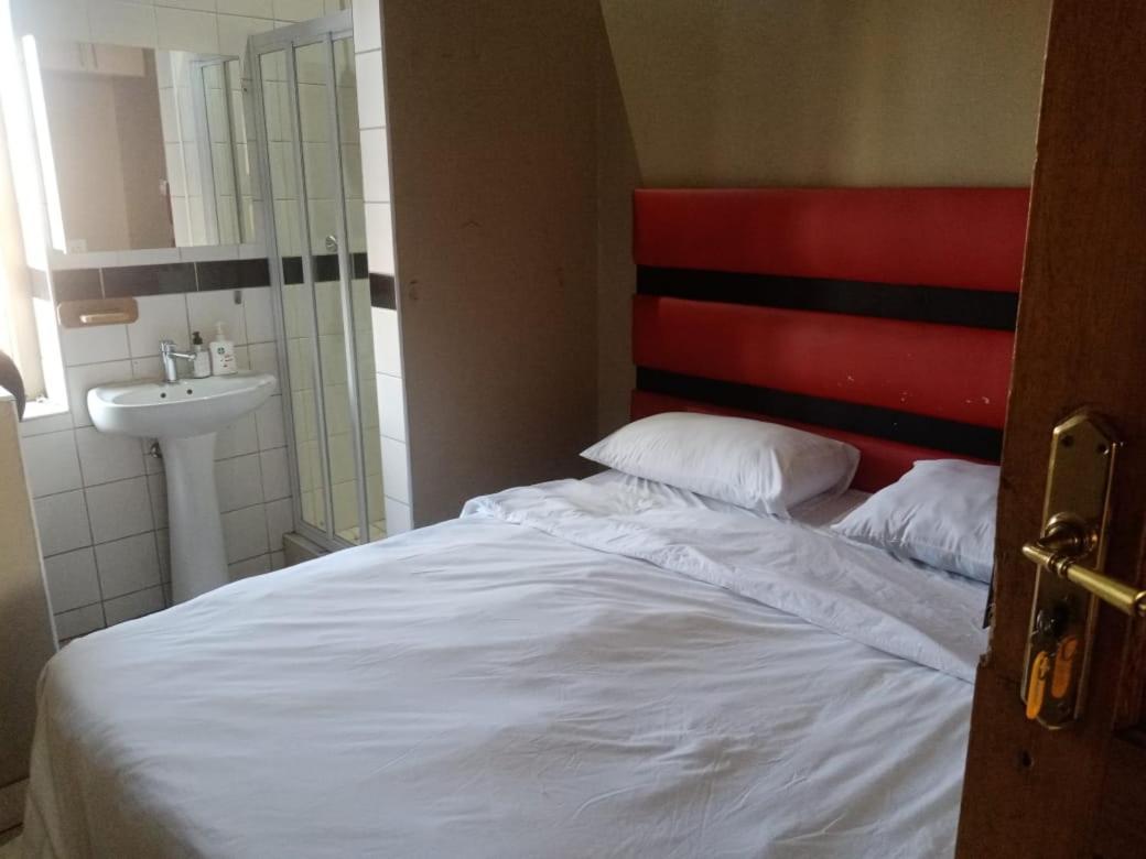 Ebony Guest House Pretoria-Noord Extérieur photo